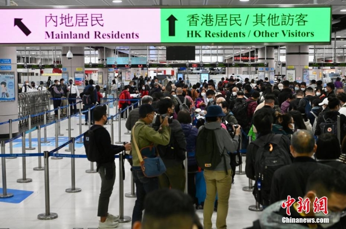 1月8日，香港与内地正式“通关”，大批旅客乘搭地铁从重开的落马洲站经口岸入境深圳。图为旅客于口岸等候。 李志华 摄