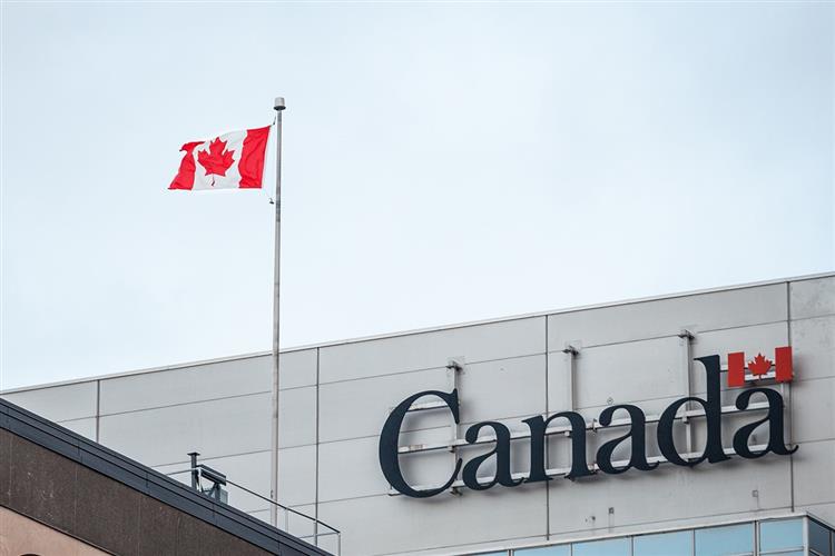 历史首次！加拿大移民部定向邀请“技术移民”！3300人拿卡！