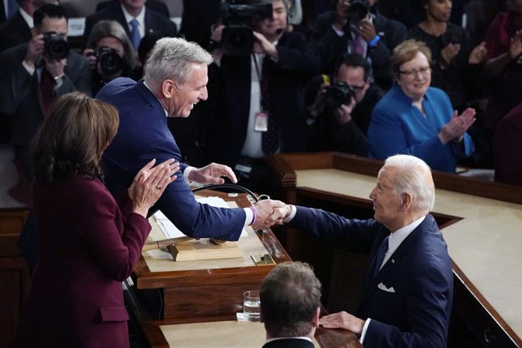 拜登与共和党的众议院议长麦卡锡握手，然后他在华盛顿国会大厦向国会联席会议发表国情咨文演讲。ap