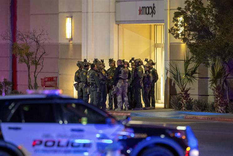 美国德州埃尔帕索一间购物中心周三下午发生枪击事件，大批警察到场。AP