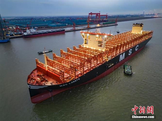 全球最大新造集装箱船完成舾装出海试航