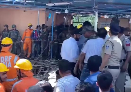 印度一寺庙地板坍塌已致35人死亡，大量民众跌入12米深井