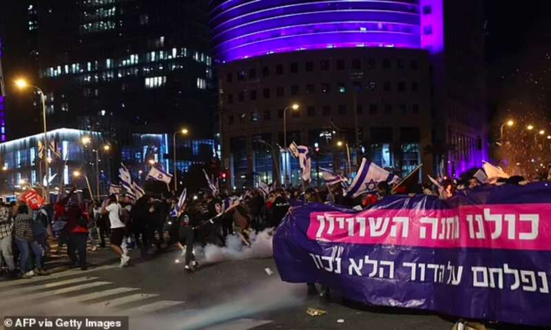 以色列最大危机!国防部长下台激怒63万人抗议