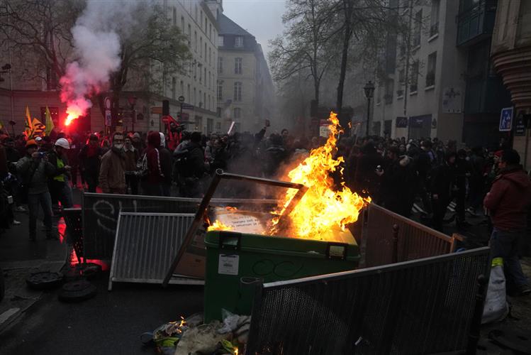 巴黎街头火光熊熊。美联社