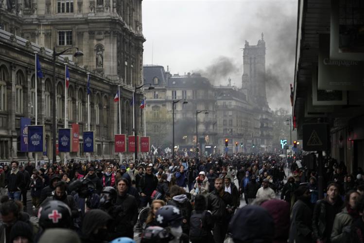 抗议者沿途高叫口号。美联社