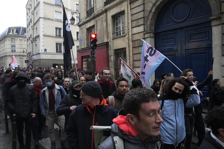 抗议者沿途高叫口号。美联社