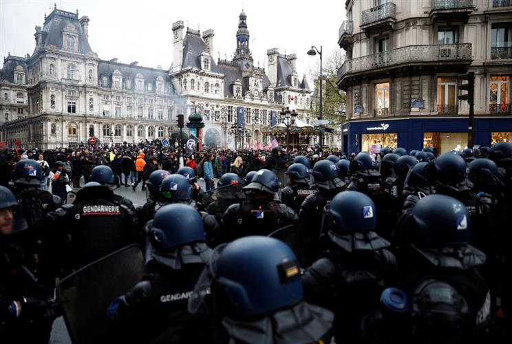 警方到场驱散。路透社