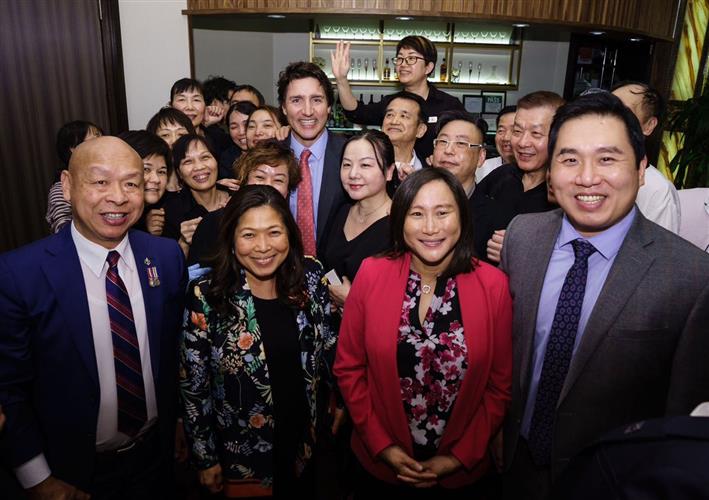 特鲁多总理现身士嘉堡华人餐馆，市民簇拥合影问好