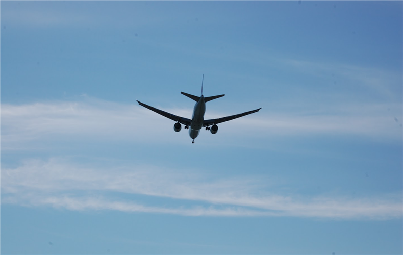 俄美禁飞令损害回乡的华人！飞亚洲航班票价飙涨50%降不下去了