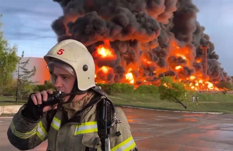 克里米亚储油厂发生大火，一名消防员在对讲机上讲话。AP