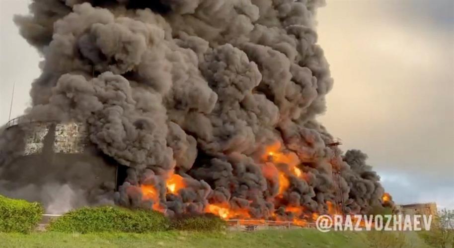 影片截图显示，克里米亚储油厂发生大火，遭烈焰吞噬。AP/路透