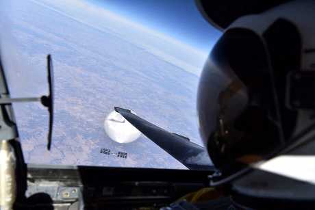 2月3日，美国空军U-2侦察机上一名机师俯视疑似中国侦察气球。路透社