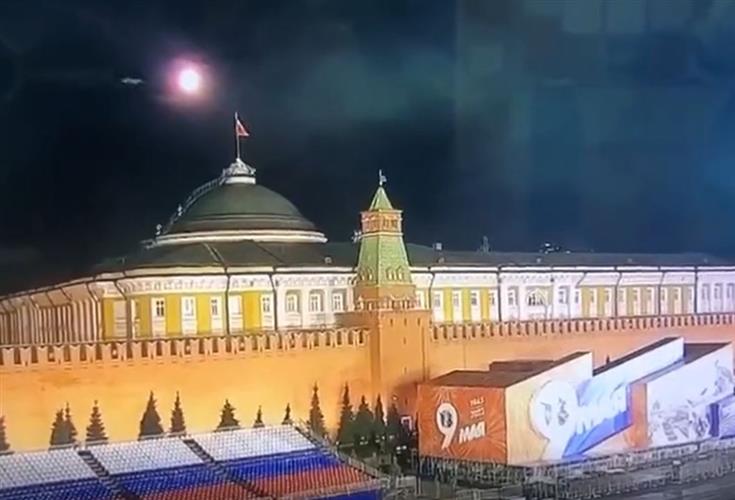 无人机飞往克里姆林宫上空。(twitter)