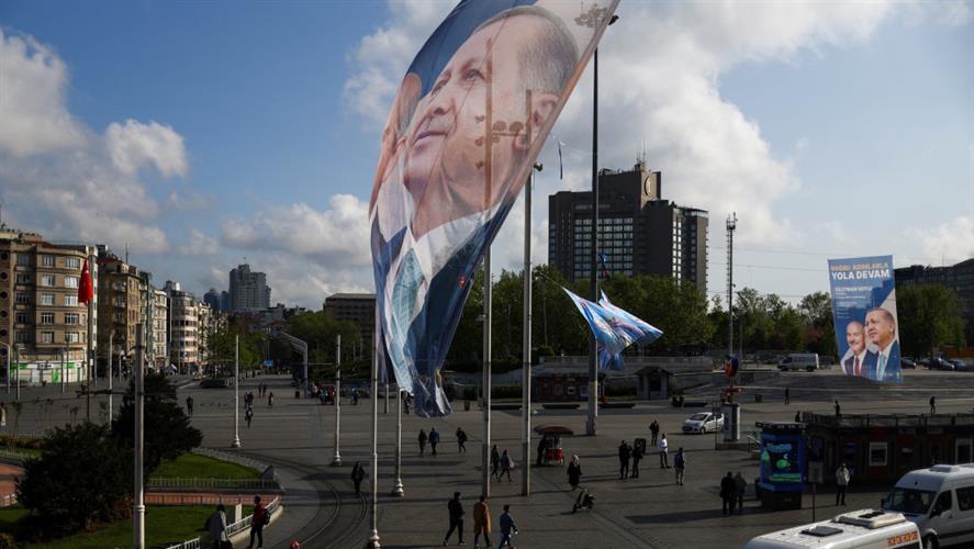 印有埃尔多安肖像的旗帜在伊斯坦堡塔水克西姆广场飘扬。 路透社
