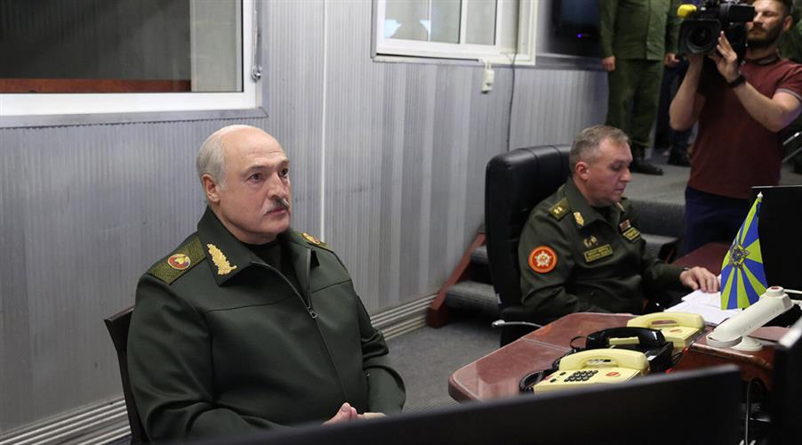 白俄国营媒体公布卢卡申科视察军事基地的照片。美联社