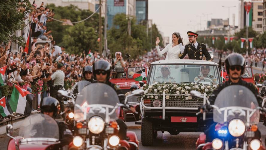 约旦皇储大婚之喜，巡游车队受民众热烈欢迎。 路透社