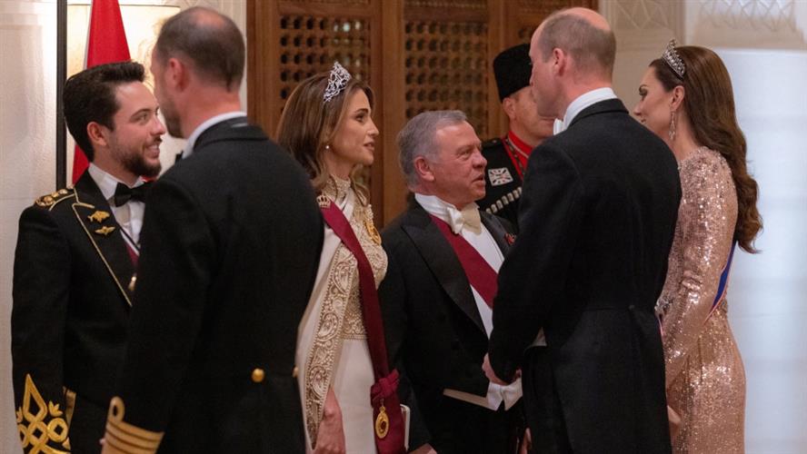约旦皇储侯赛因（左一）和父王阿卜杜拉二世（中右）迎接英国皇储威廉与夫人凯特等宾客到场。 路透社