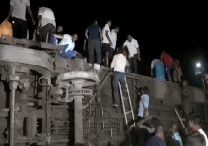 印度三辆火车相撞 288死900伤 近年最惨重事故之一
