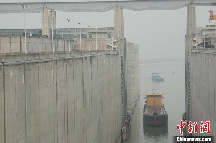 2003年6月18日，三峡船闸正式向社会船舶开放通航。(资料图) 长江三峡通航管理局供图