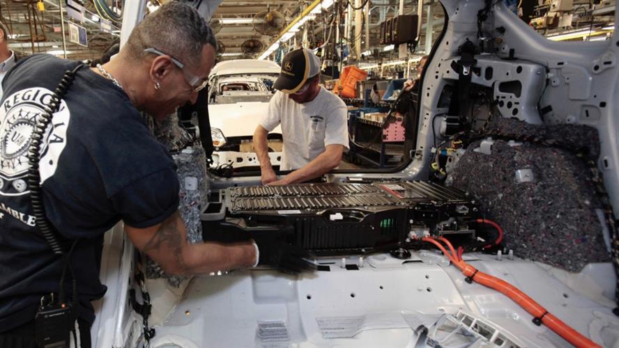 福特汽车装配工人为2013福特C-MAX 混合动力汽车后部安装电池组。 路透社