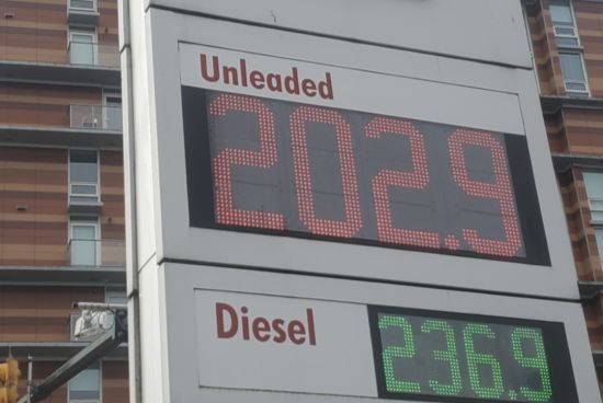 温哥华人民叫苦不迭：周末大温油价突破2.0！哪里能省点钱！