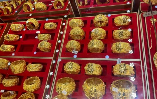 金价狂升｜假NTT电话要求致电“警视厅” 日本7旬妇被骗1800万港元金条