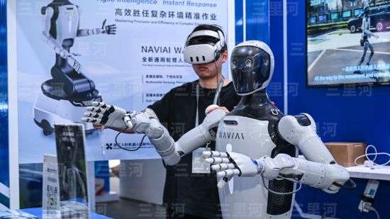 中国人形机器人，加速迈向“消费级”