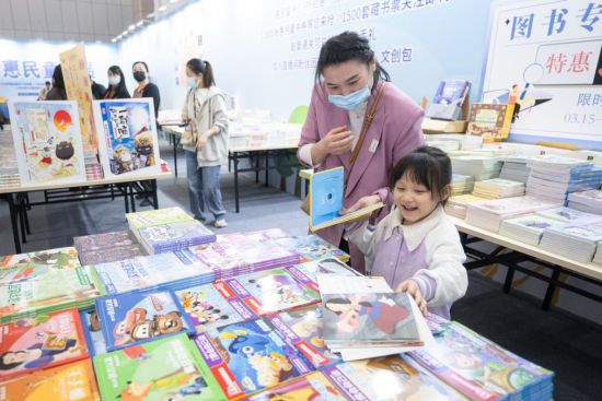 “互联网+”时代下如何让孩子坚持“读纸”？—2024武汉国际童书展观察