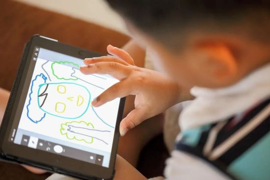 15年的调查研究证明：使用电子屏幕导致小学阶段成绩下降