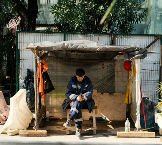 他们来加拿大是为了稳定的工作, 结果却被偷偷