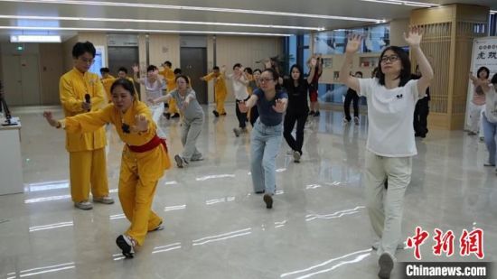 中医养生夜校占领年轻人夜生活 “中式瑜伽”让身心充电