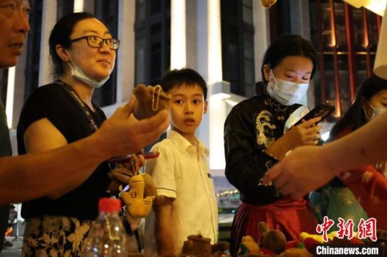 “Z世代”邂逅中医药夜市 古老“本草”焕发青春活力