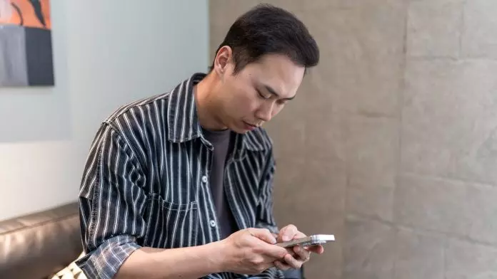 低头族2招自测颈椎病风险 医生教每日5分钟颈部伸展 放松肩颈防颈椎变形