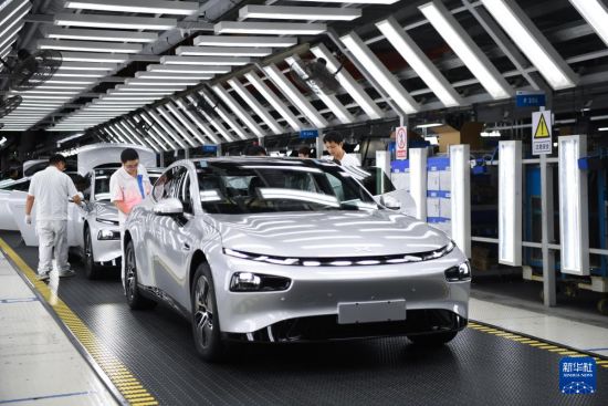中国国产AI大模型加速“上车”