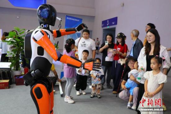 中国机器人“内外兼修” 行业应用渐入“佳”境