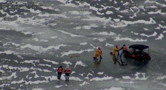 汽车塌陷冰湖水中，3人从锡姆科湖获救