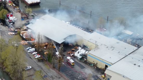三角洲木材工厂大火 大面积受损 幸无人受伤