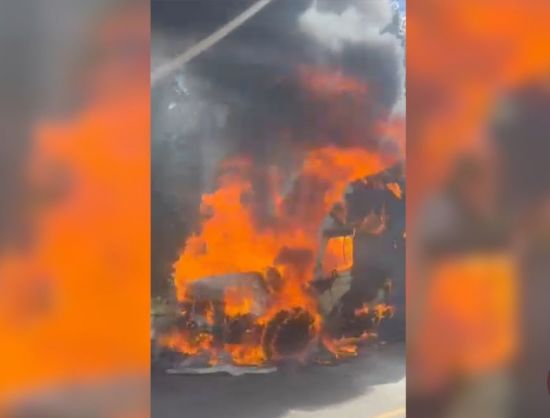 横加公路货车起火 驾驶室被火焰吞没惊人画面曝光！