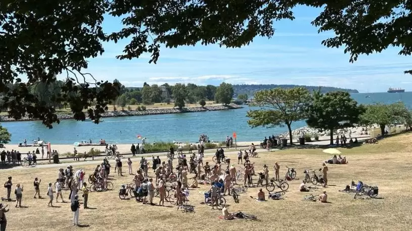 温哥华百人裸体踏单车  途人忙“打卡”交通一度受阻