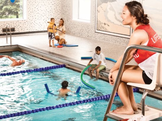 设备老旧令温度飙至45度，救生员罢工，多伦多关闭两处室内泳池