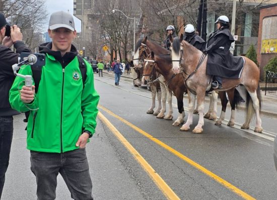 多伦多小伙坚持6年，靠在城市中走路拍视频年赚超六位数