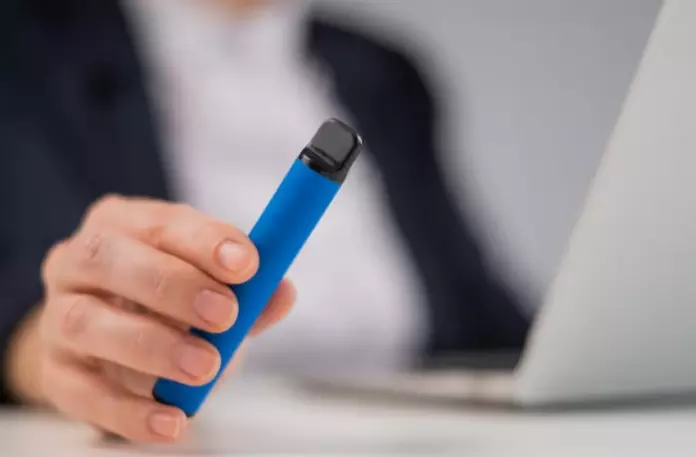 大温小学教师在学校吸电子烟 受到停职3天惩戒