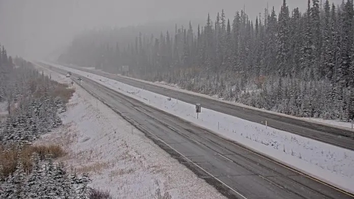 BC省高海拔地区普降大雪 道路湿滑长周末出行小心驾车