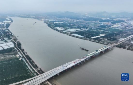 中国广东江门：潭江特大桥主跨全幅合龙