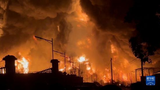 几内亚首都科纳克里油库爆炸发生火灾