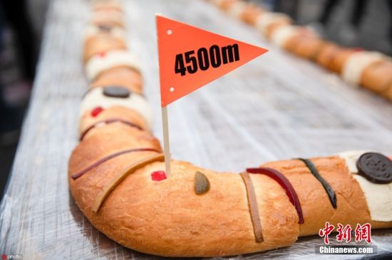 墨西哥民众制作4500米长面包 创造吉尼斯世界纪录