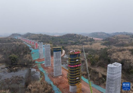 中国成渝中线高铁建设有序推进