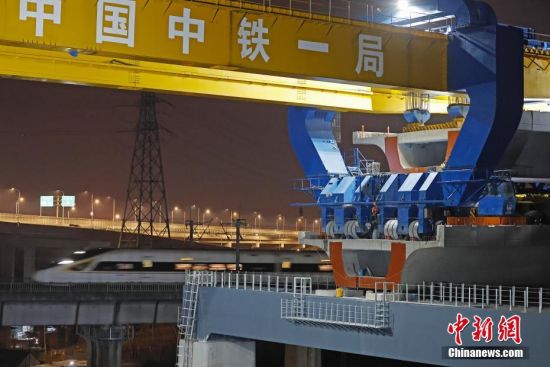 中国沪苏湖铁路全线箱梁架设完成