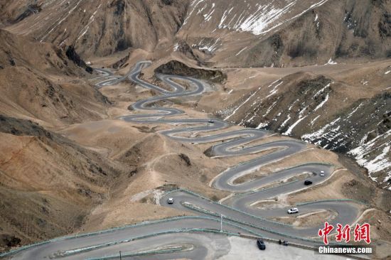 中国新疆“网红公路”盘龙古道恢复通车