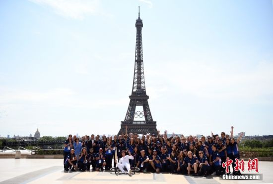 巴黎奥运火炬传递在埃菲尔铁塔附近广场进行